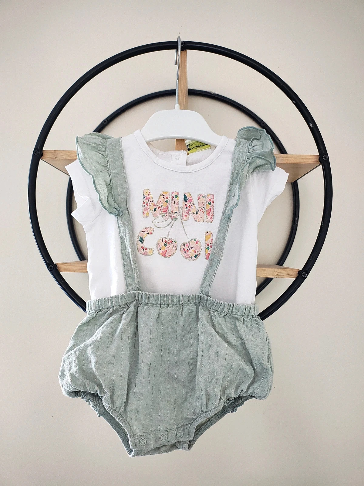 12 mois ensemble été bloomer short bretelles Kiabi et teeshirt tape a l'oeil